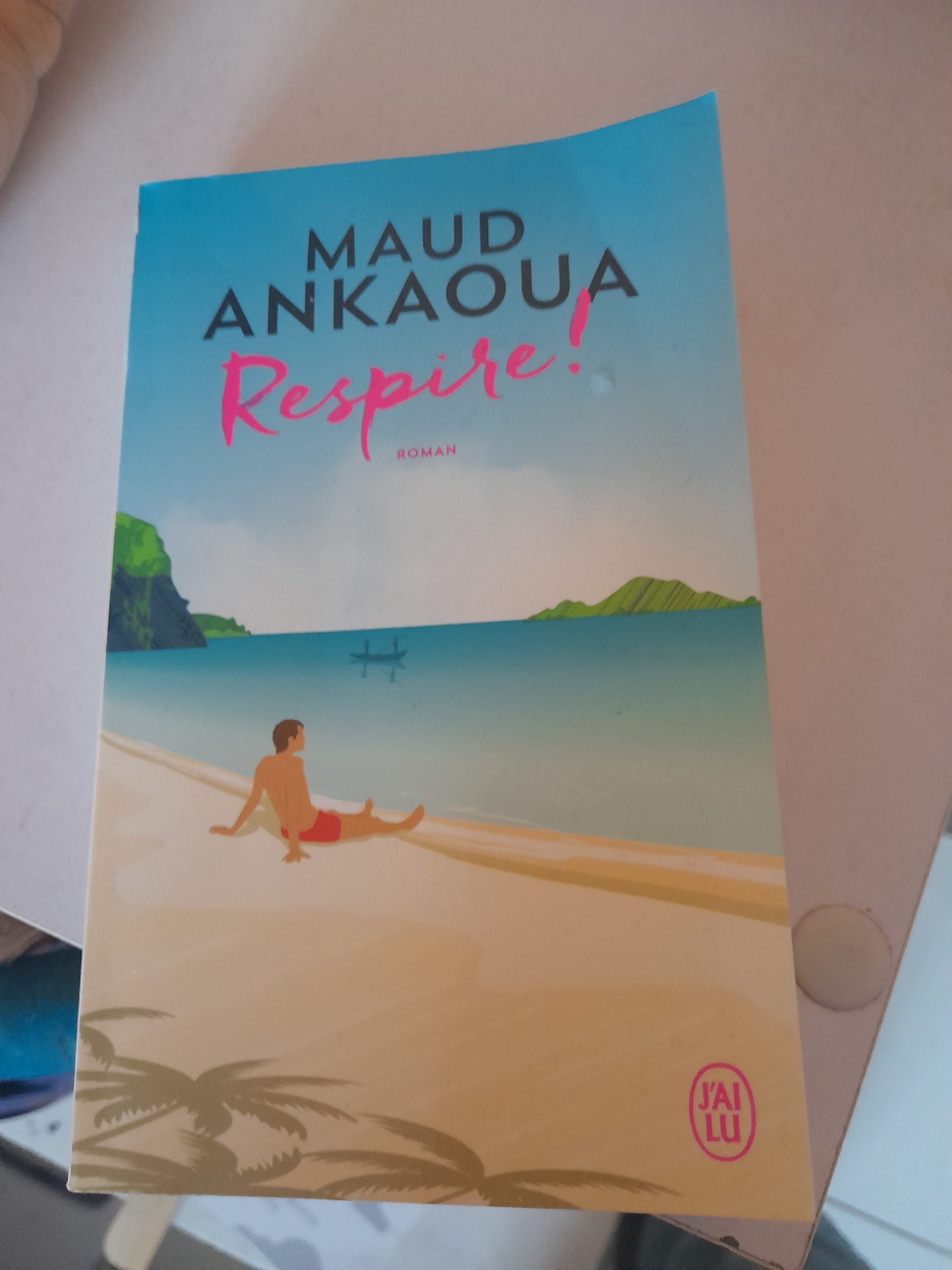 respire Respire de Maud Ankaoua
Un homme assis seul sur une plage