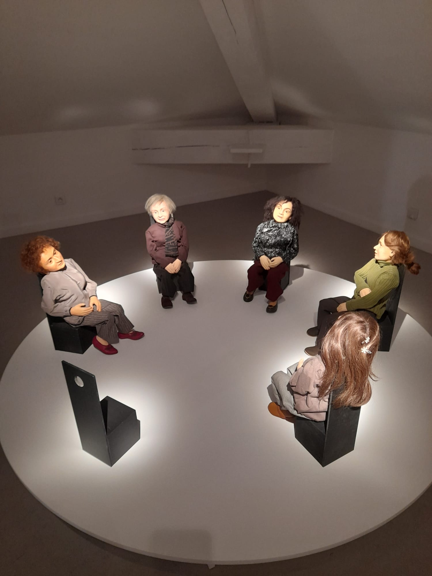 T'es pas folle Groupe de parole de marionnette, oeuvre contemporaine de Jeanne Suspligas.