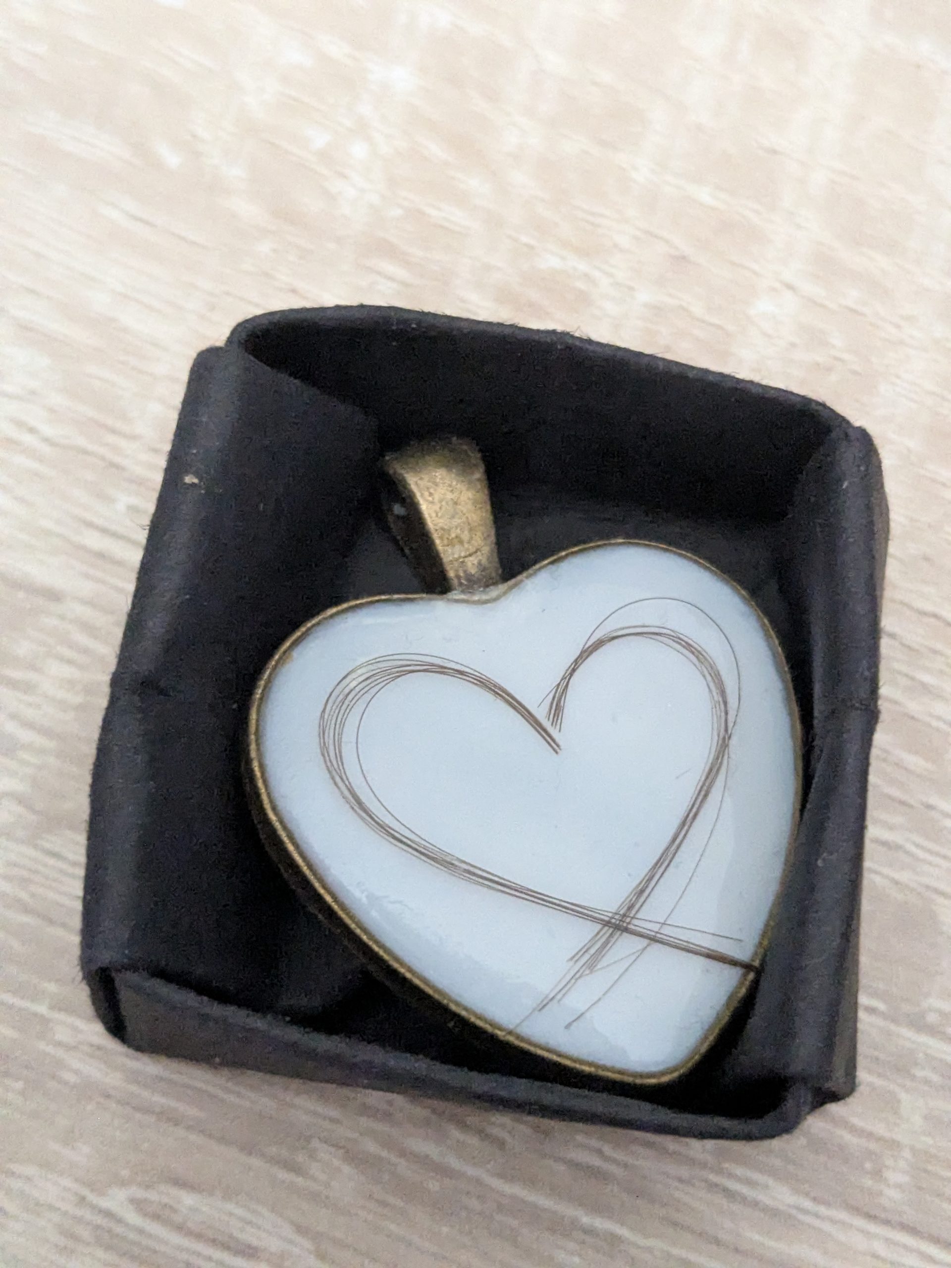 coeur avec mèche de cheveux
